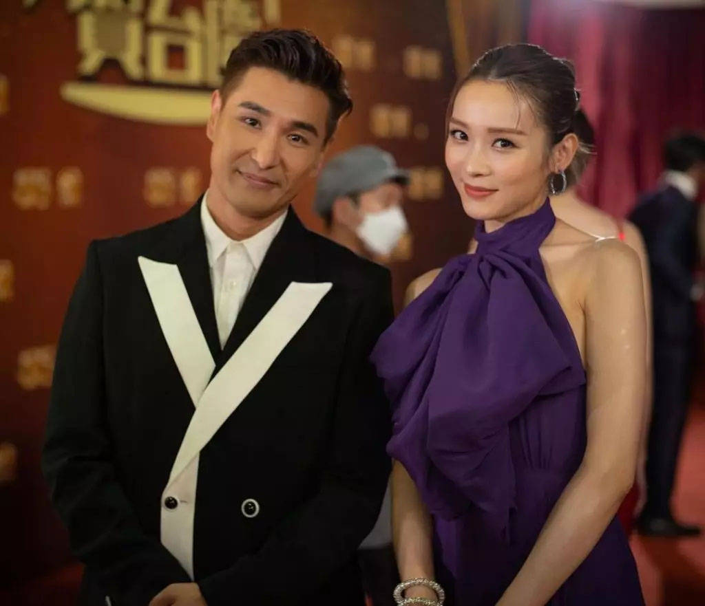 在《香港小姐再竞选》环节中,有份担任评审的她坐在朱晨丽袁伟豪中间.