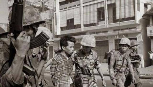 越南西贡枪决照:警察局长当街击毙囚犯,随之改变其人生命运_阮玉鸾