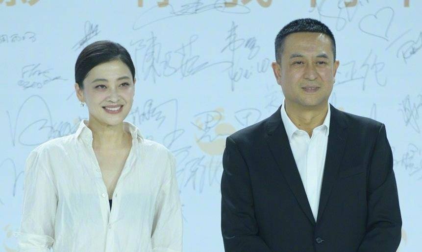 久违的电影红毯,关晓彤又穿错,钟楚曦太迷人,成龙张艺谋状态好_明星