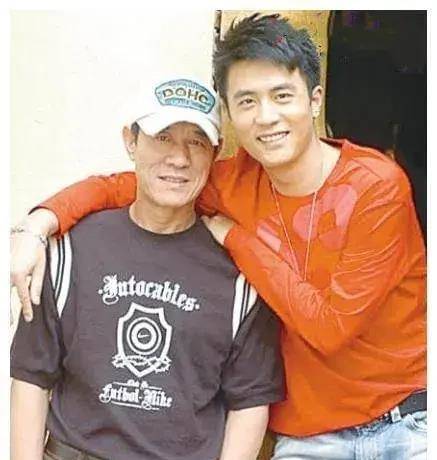 杜淳上了大学后,杜志国依然选择了分手.中途,他与过气演员赵娜闪婚.