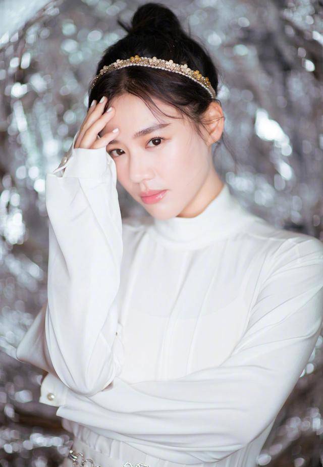 35岁马思纯现身上海坐地铁!