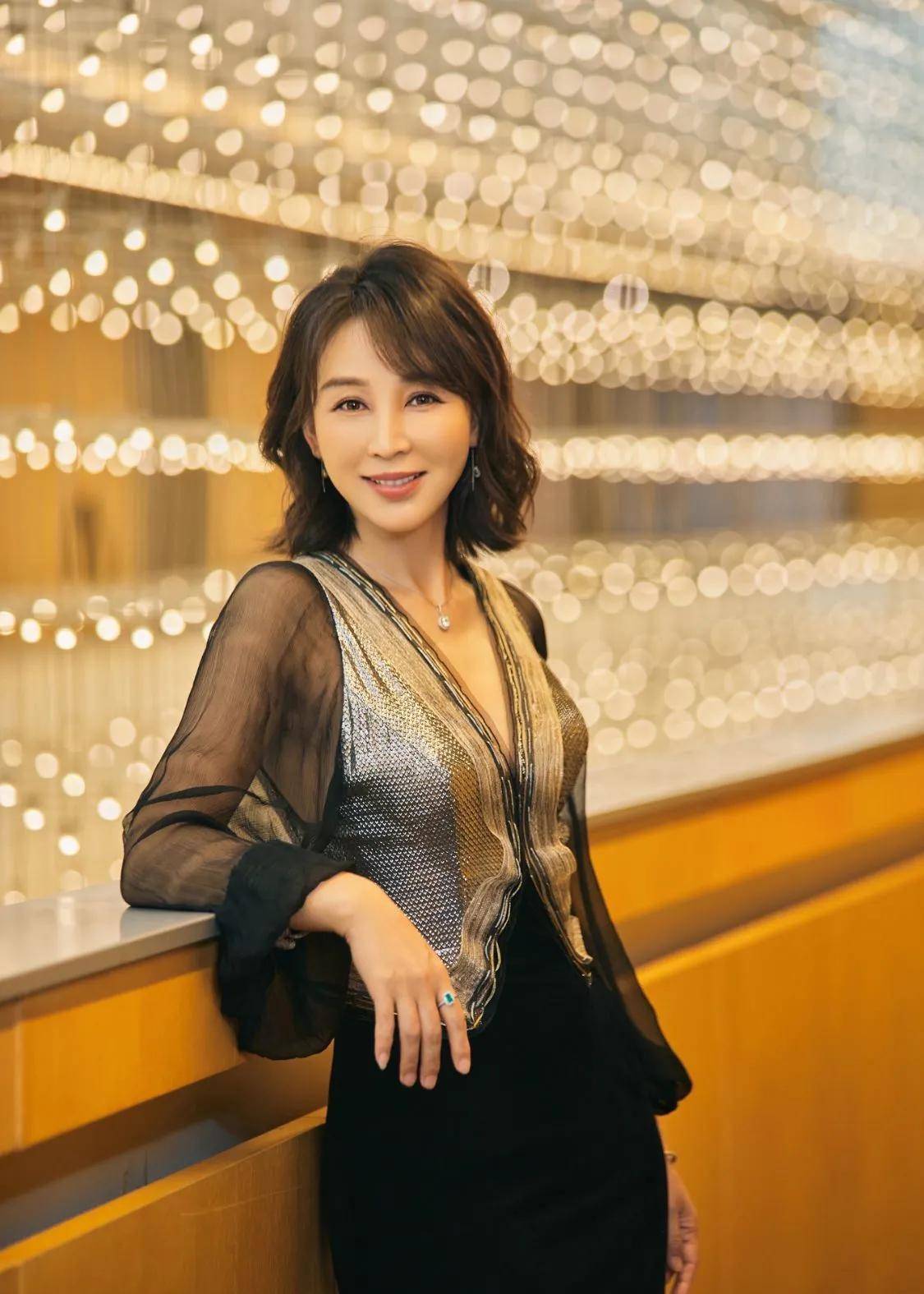 岳丽娜的演员生涯在郭靖宇沉静的悟性和才华的指引下慢慢绽放