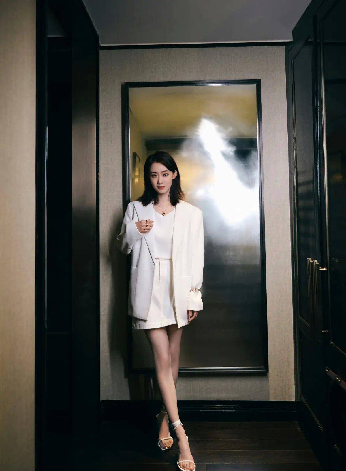 张小斐不能再瘦了,穿露腰西装裙秀出蚂蚁腰,身材火辣_衣服_连衣裙