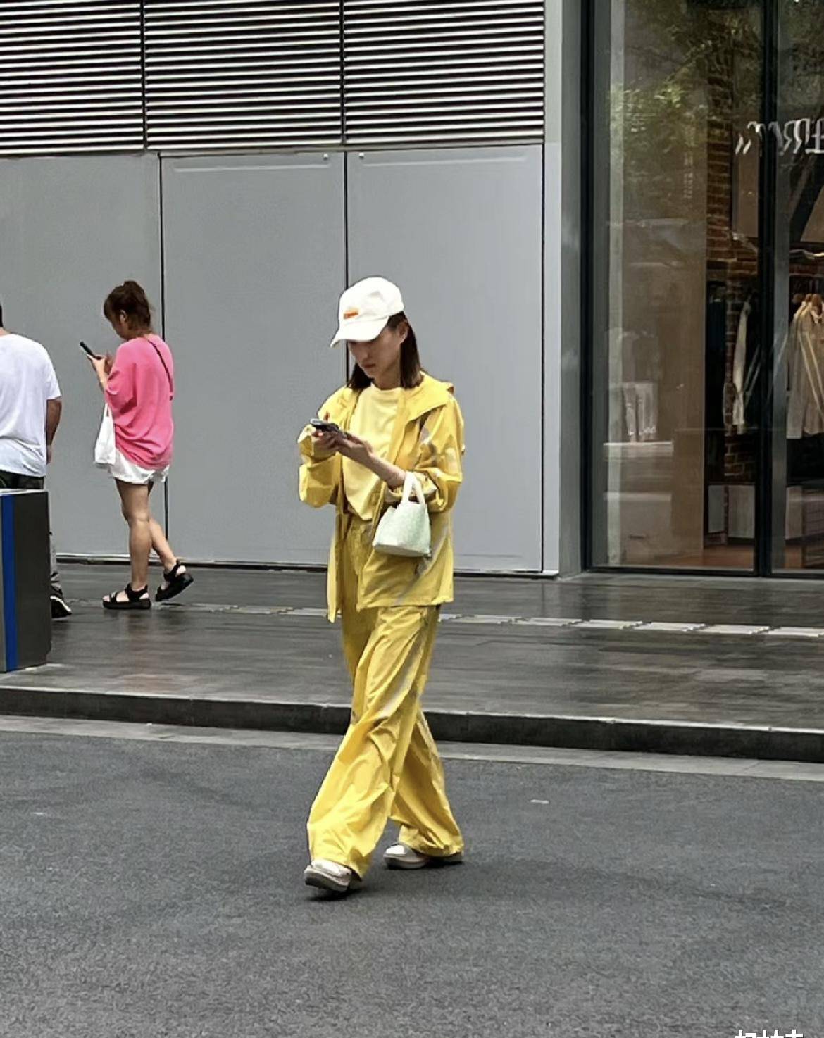 何超莲陪母亲现身深圳,母女打扮反差大,陈婉珍穿着素朴气势不减