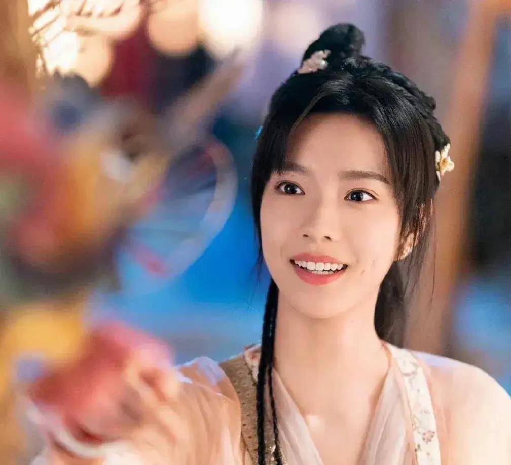 何况,在杨咪咪,刘若曦这样的大美女中,唐可人也算是演技一般.