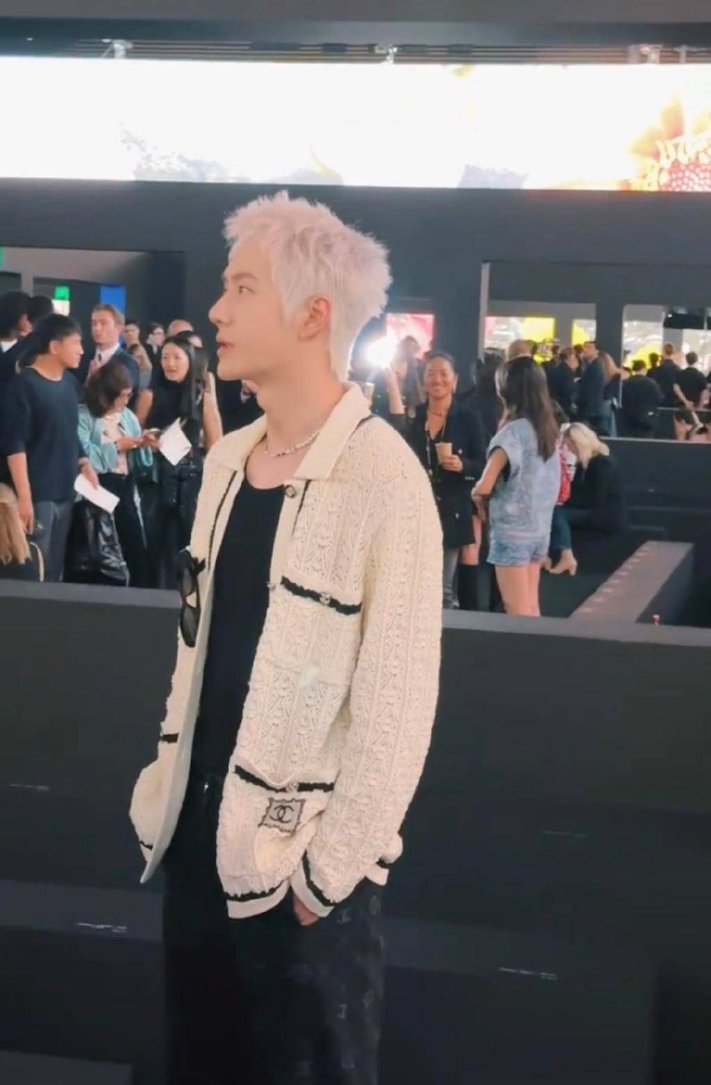 王一博时装周引争议,生图被嘲像"老头",待遇不及jennie被冷落!