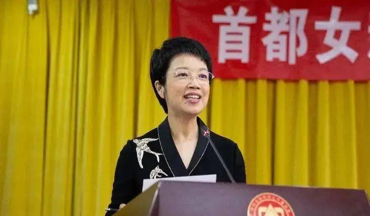 从央视主持人,到扮演周总理夫人,她的人生因4次"意外"而反转_黄薇