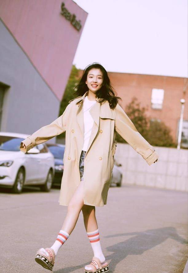 吴倩一袭烟灰紫纱裙,变身灵动少女,甜美可爱超吸睛_黑色_的设计_活力