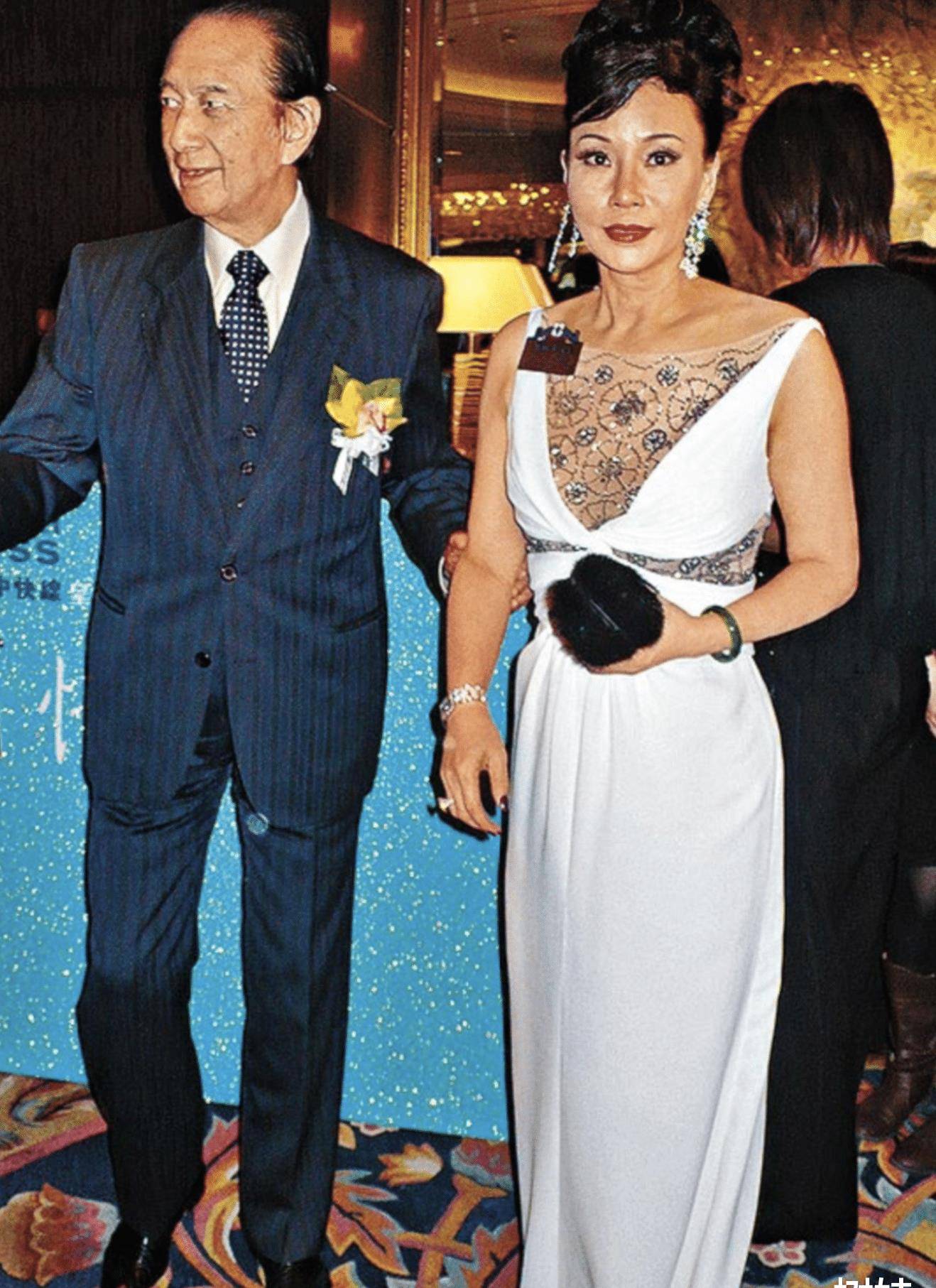 母女打扮反差大,陈婉珍穿着素朴气势不减_何鸿燊_生活