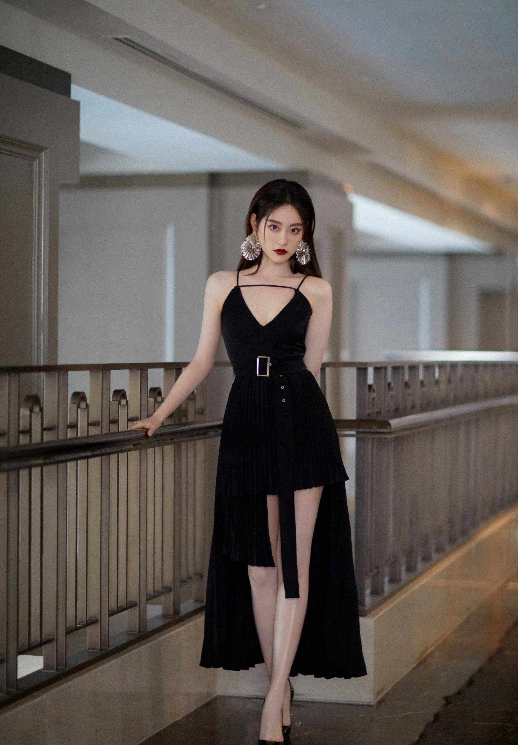 祝绪丹身穿黑色吊带高跟鞋,尽显迷人魅力!_皮肤_身材_时尚