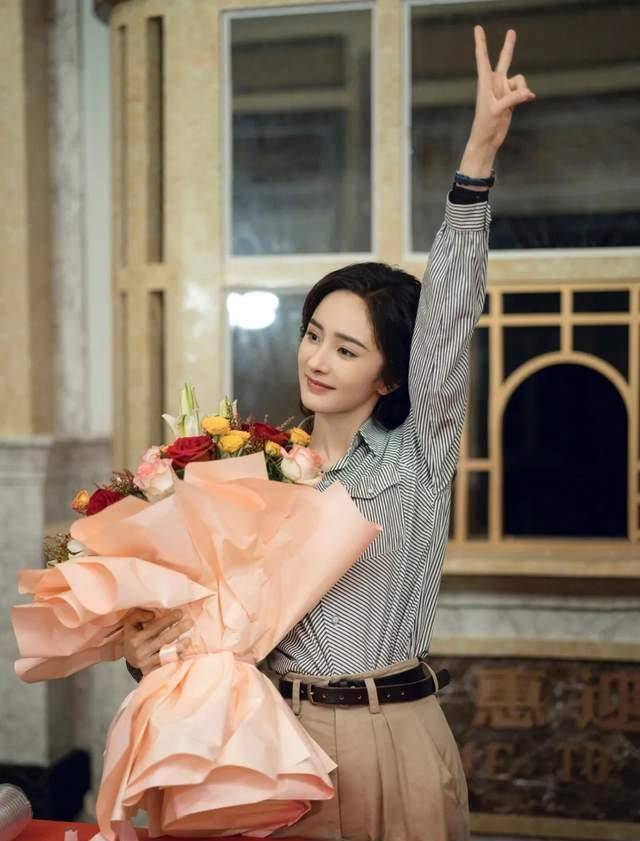 杨幂戴翡翠被笑上了年纪,转型的作品还没来,造型先出圈_工作_赵丽颖