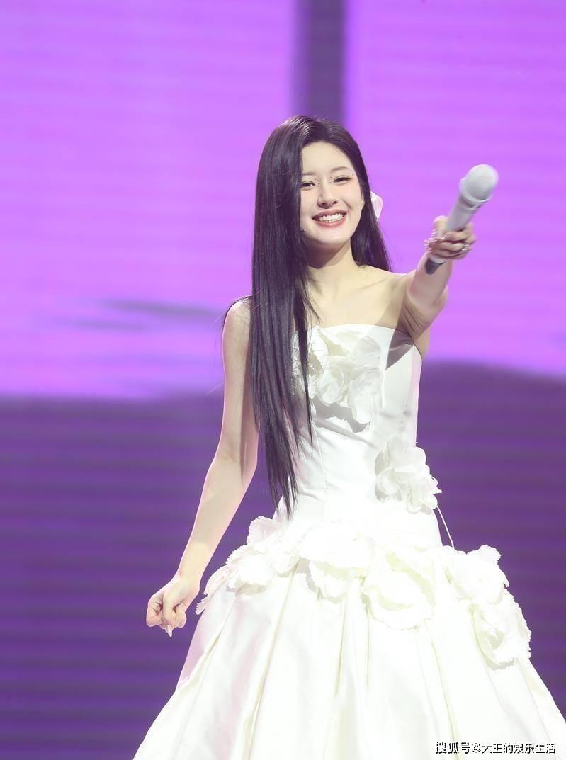 在这里,我要祝福赵露思生日快乐,也希望她能在未来的事业中继续保持