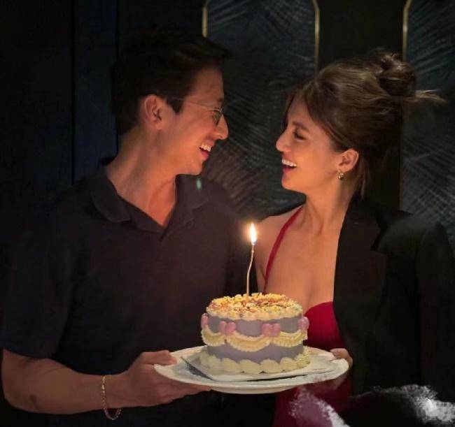 吴千语30岁生日,两套礼裙狂晒好身材,男友施伯雄主动送吻巨甜蜜_的