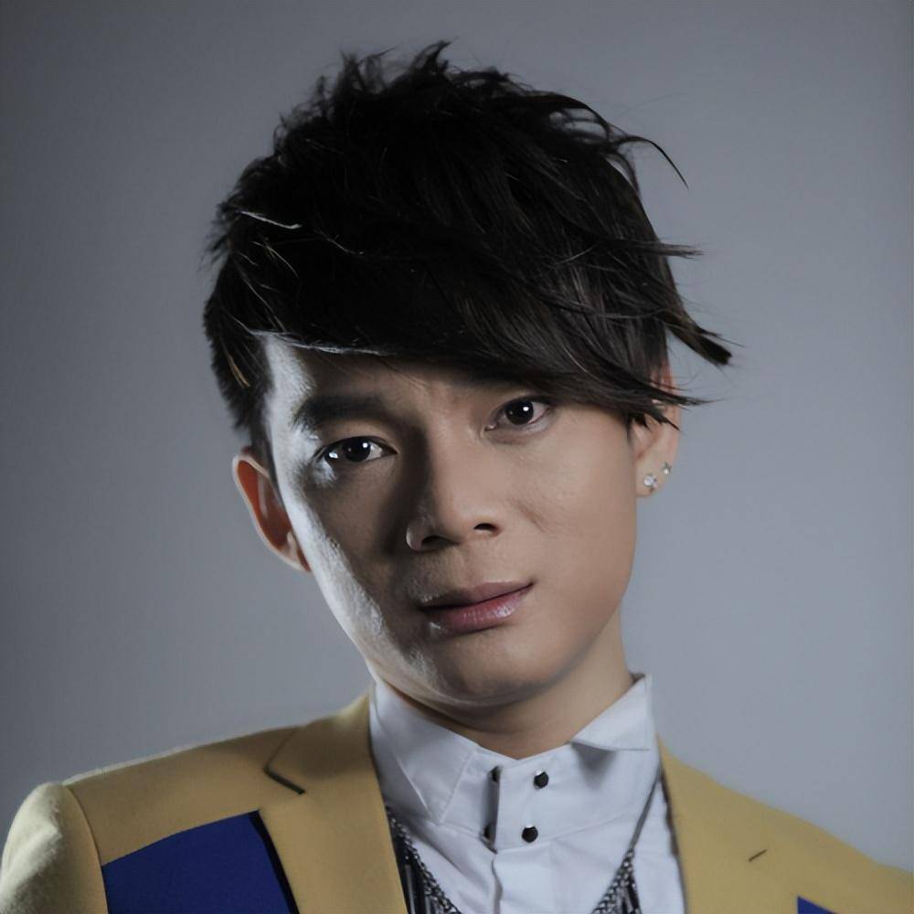 38岁歌手六哲返回老家补办婚礼!戴假发颜值遭吐槽,三个儿女陪同