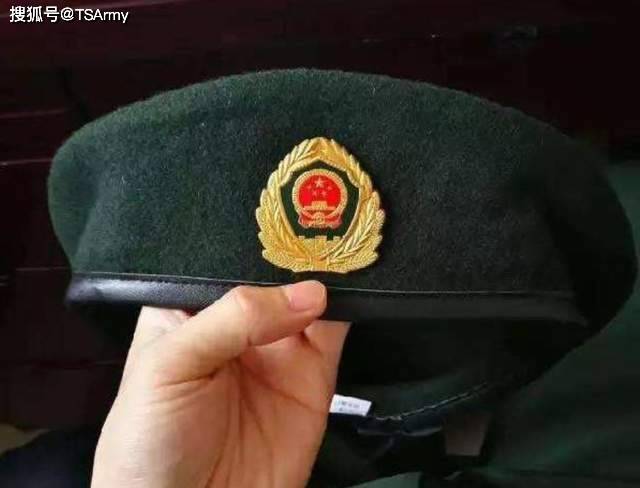 在2016年,武警部队官兵开始配发16式贝雷帽,主要在日常和正常工作的