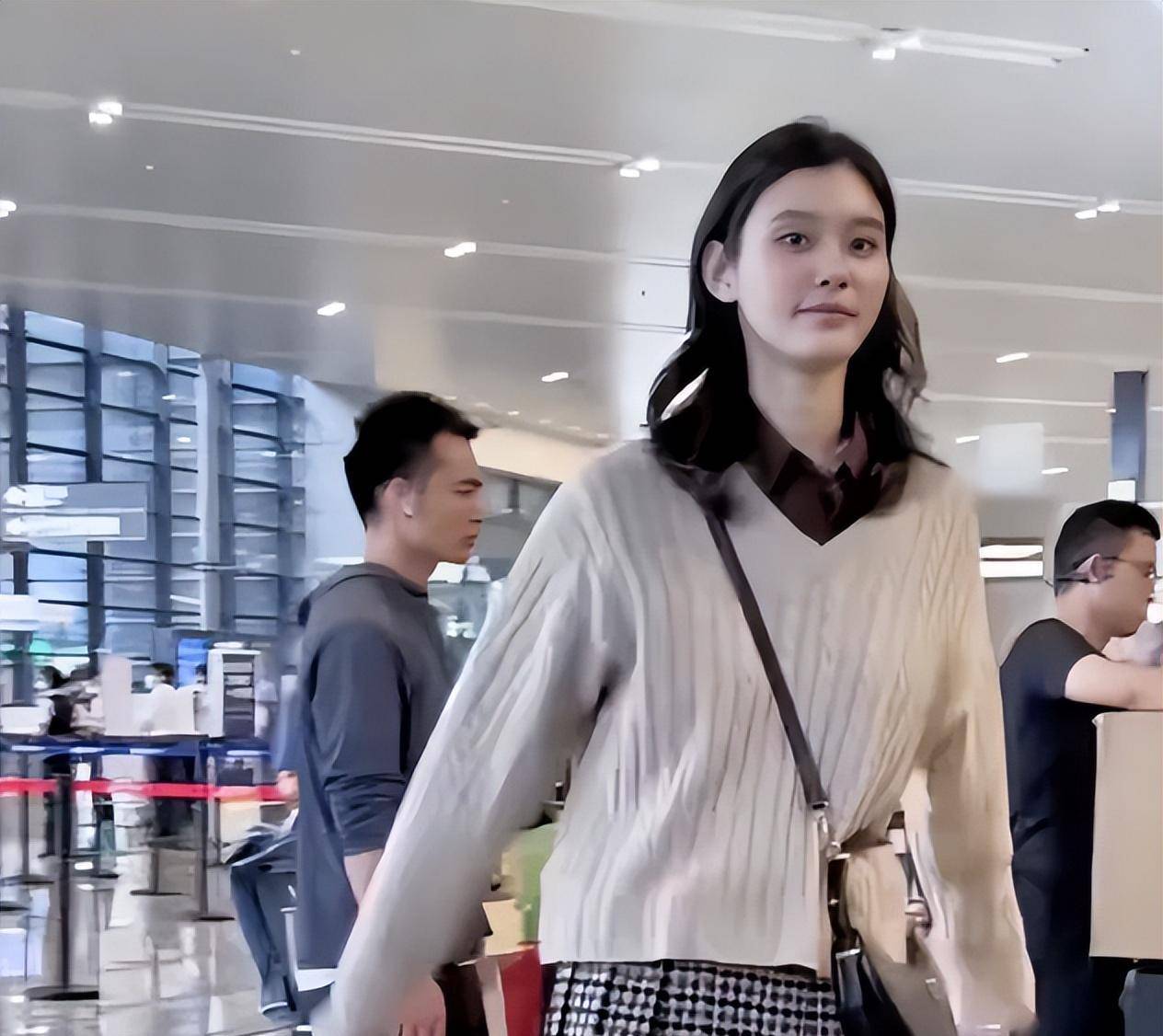 奚梦瑶现身机场,脸颊凹陷双腿细如竹竿,短裙配棉鞋被嘲不伦不类_照片