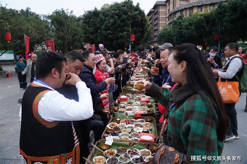 国家级宝藏歌手谭晶在绿春与万人齐唱《长街宴》,全场燃了!