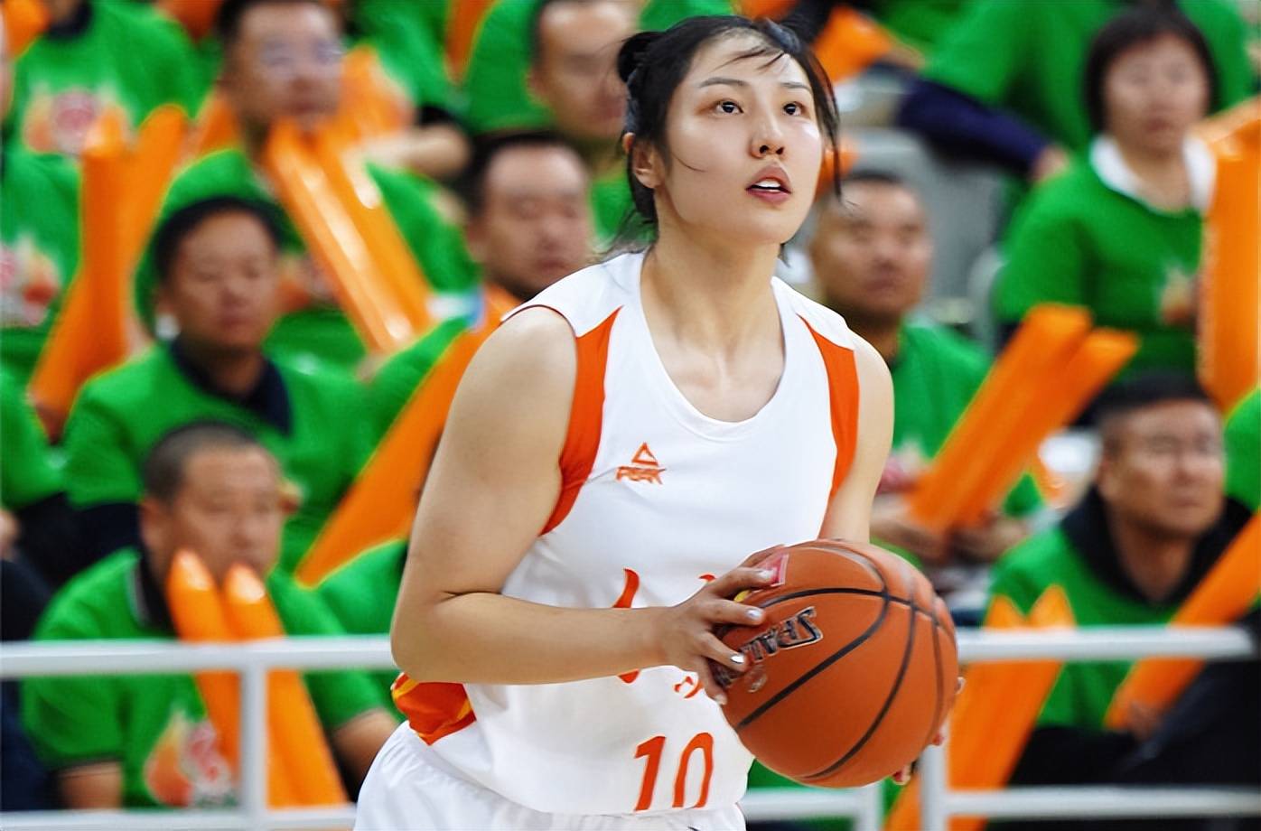 内蒙古女篮93-75胜浙江,女版杜兰特无解,三大国手的硬实力_潘臻琦