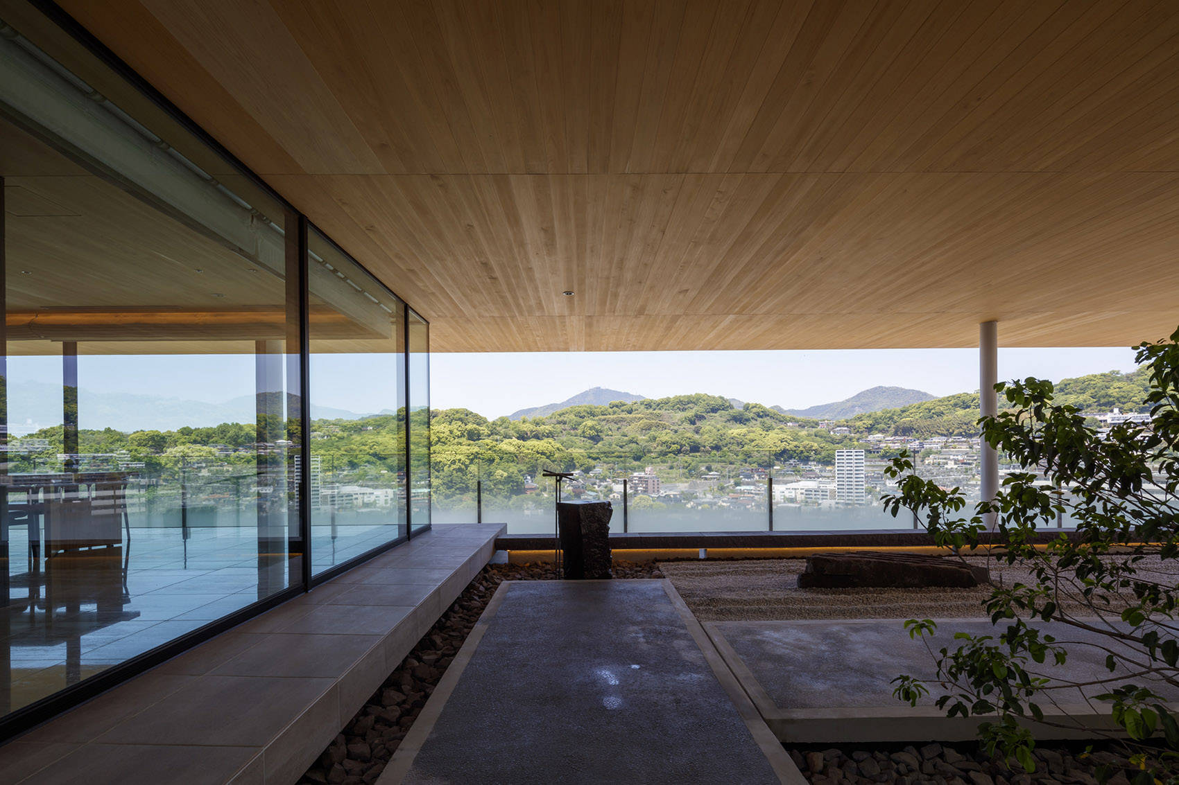 ▼夜景鸟瞰▼广场夜景▼夜晚的庭院和露台▼夜晚水景▼总平面图和流线