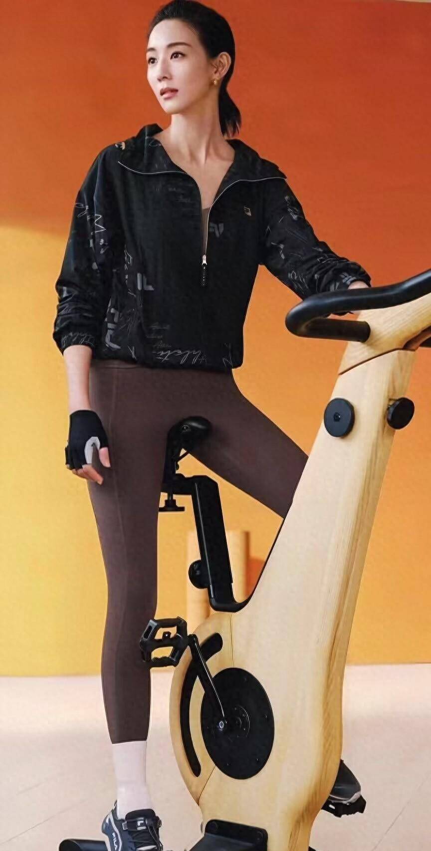 张钧甯有着迷人而优雅的身材,长期以来,他不仅坚持健身塑身,还练习