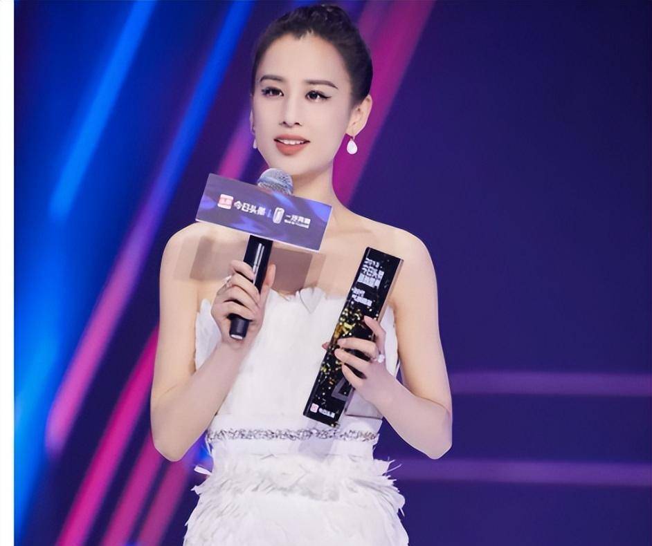 忍辱负重了8年,"星女郎"被二婚男养成金丝雀_黄圣依_杨紫_公司