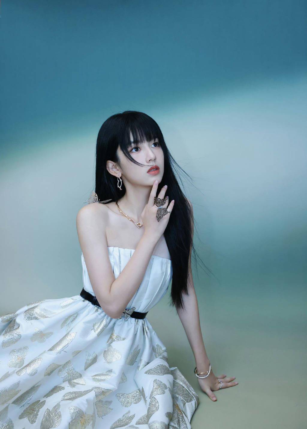 周也代言写真露出白皙香肩!她肌肤娇嫩身材曼妙太美了_明亮_美女_漂亮