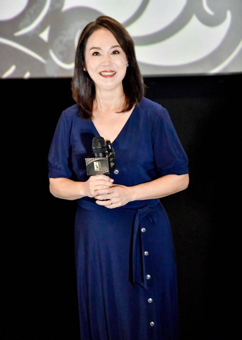 59岁翁静晶自信素颜出镜!