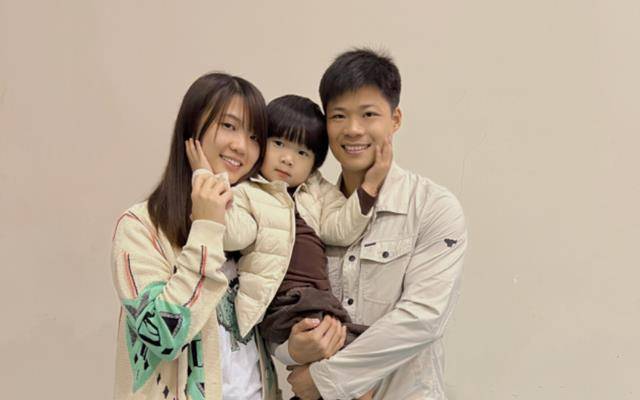 飞人苏炳添近况:为妻子庆生拍2人合体照,32岁娇妻靓丽如大学生_短跑