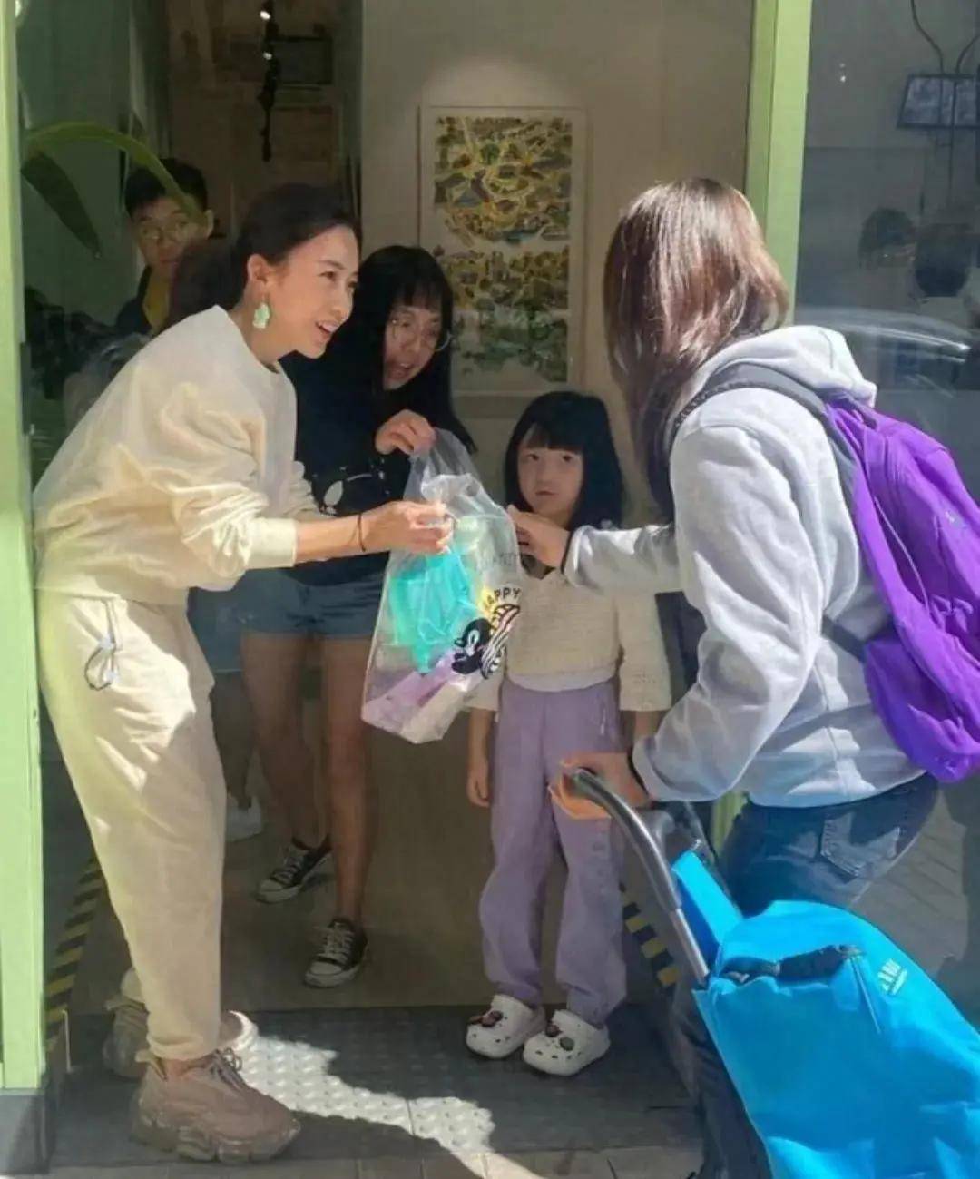 9元鞋,过于安静显孤独_刘秀儿_甘比跟_孩子