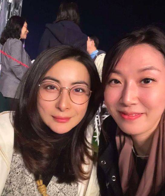 郭晶晶音乐会和素人合影,美颜状态一言难尽,五官变形浓妆惹争议