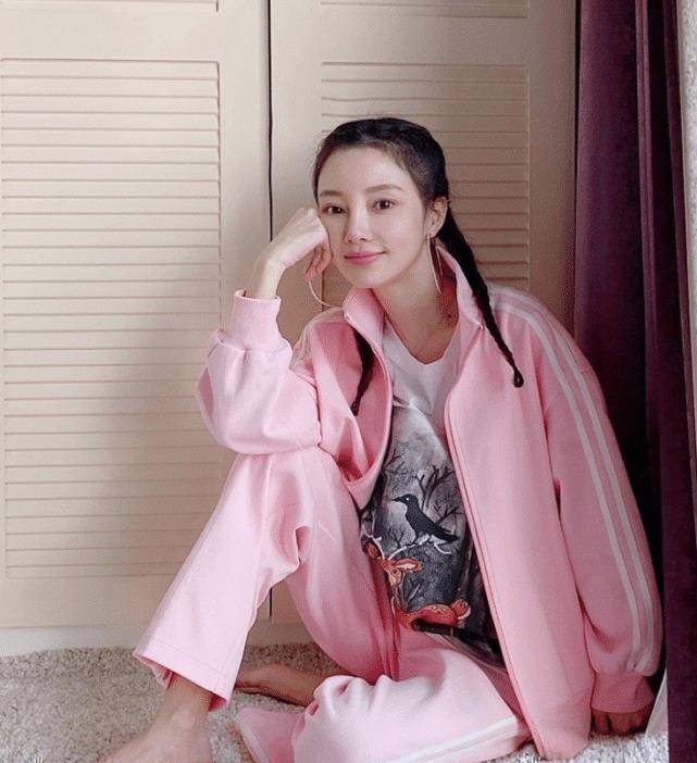 李小璐近照公开, 穿"鞋带裤"勒出优越线条,这位辣妈太有魅力_造型