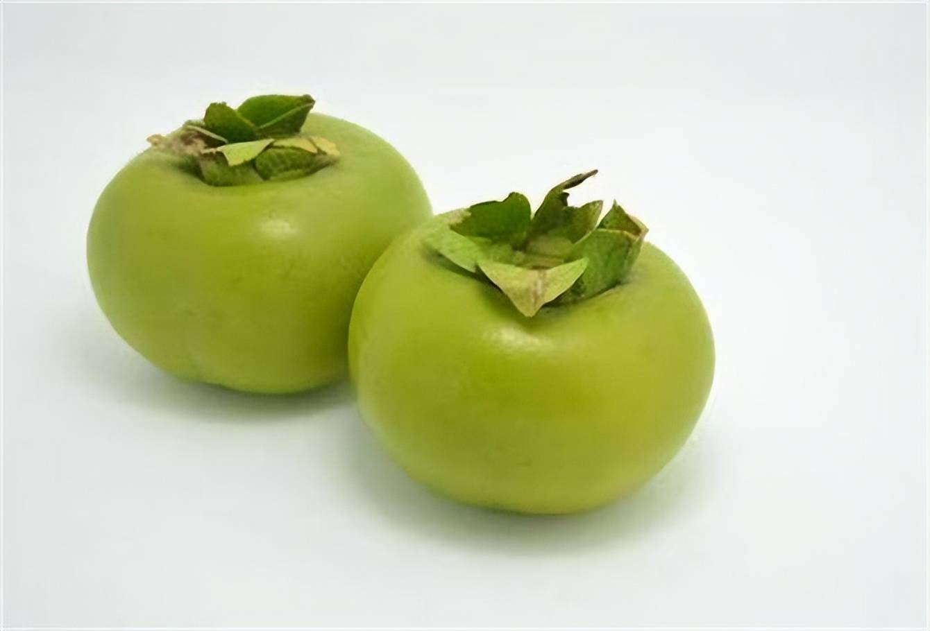 青柿子是一种绿色的柿子,还没完全成熟,口感比较硬,味道比较酸甜.