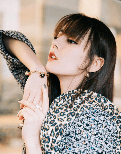 让我们再来看看迪丽热巴的侧颜照,其她两位跟她比起来可以说是逊色了