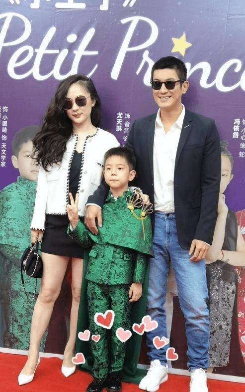 霍思燕看儿子演出合影,胖的自然真实,穿超短裙大方露出粗腿!