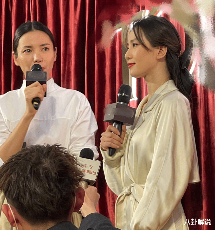 刘诗诗出席品牌活动,路人镜头下的状态堪比精修照,优雅又甜美_气质