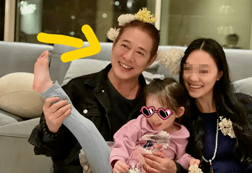 李连杰和前妻生的女儿受到的宠爱比较少,和利智生的这两个女儿,肯定