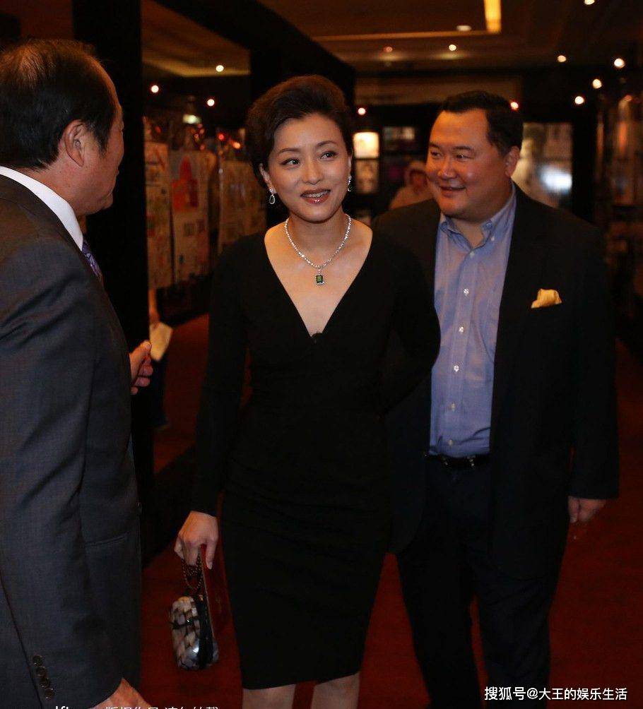 杨澜走机场带保镖?被拍到不修图成奶奶,却被保镖手指大骂?