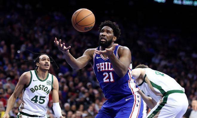 本场比赛恩比德出战33分钟,投篮16中8,三分球2中0,罚球4中4,得到20分9