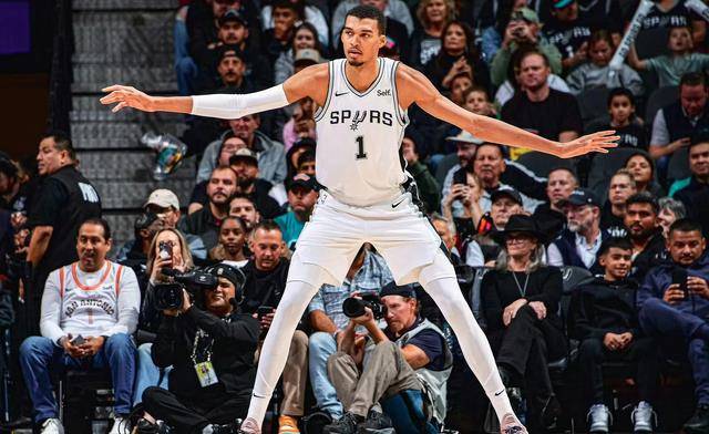 文班19 13 8,马刺沦为西部倒数第1_灰熊队_进攻_比赛