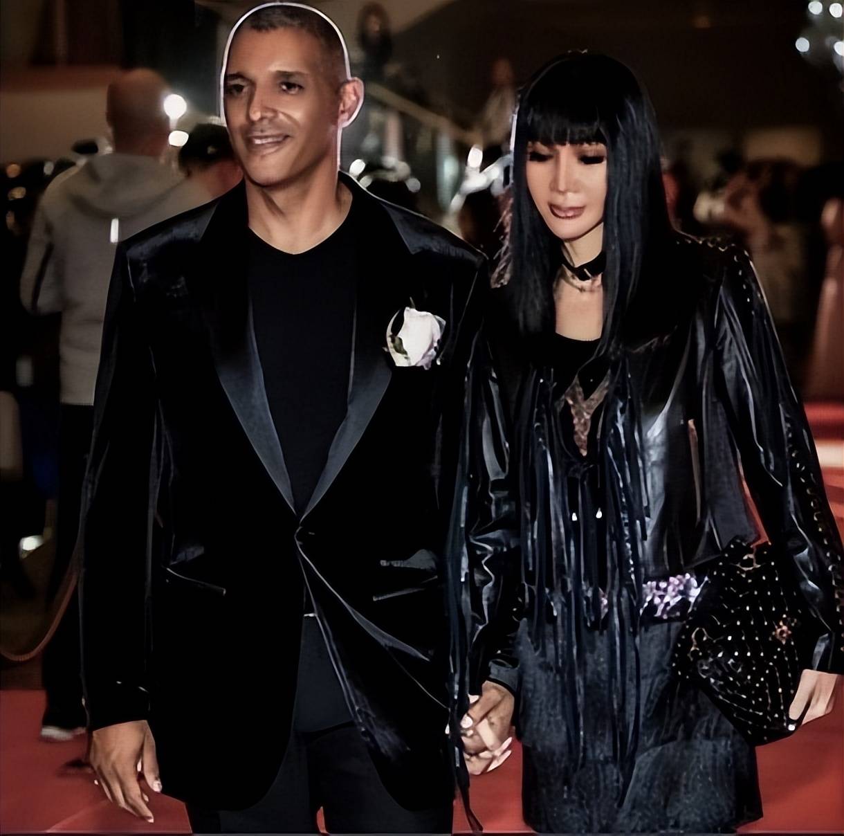 张咪:罕见秀恩爱,和外籍老公fred依偎一起娇羞低头像"小女生"_抗癌