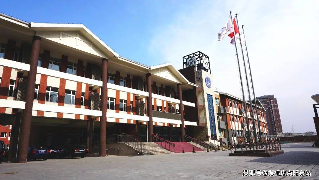 可以被称为是"半山学府",项目往南约600米就是北京八中永定实验学校