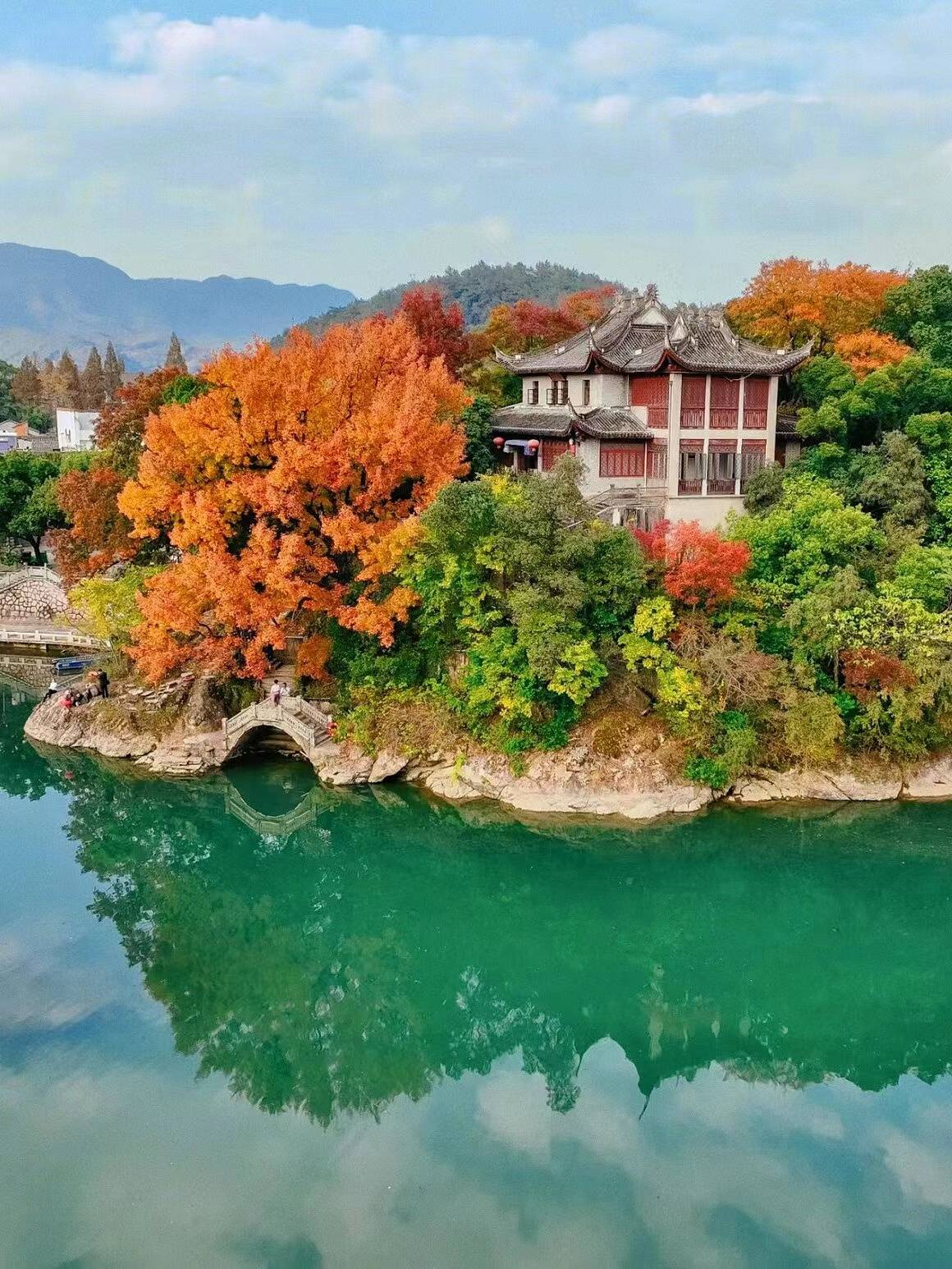 远远望去自成一幅青山绿水的画卷~导航:奉化溪口蒋氏故居,门口