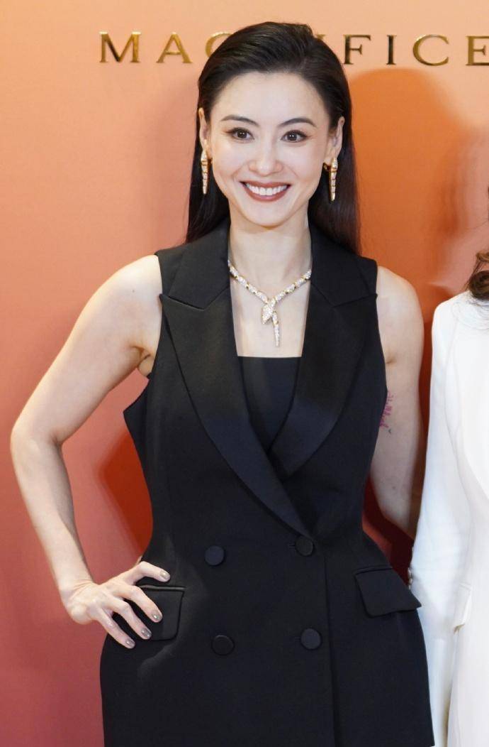 男人们纷纷表达了对张柏芝的钦佩,称他的气质和魅力超出了他的年龄