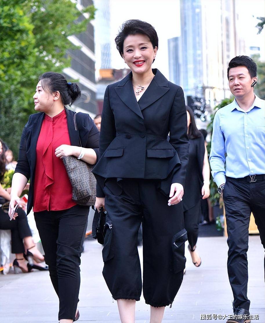 突然间,一个不知道从哪冒出来的偷拍者试图捕捉这一瞬间