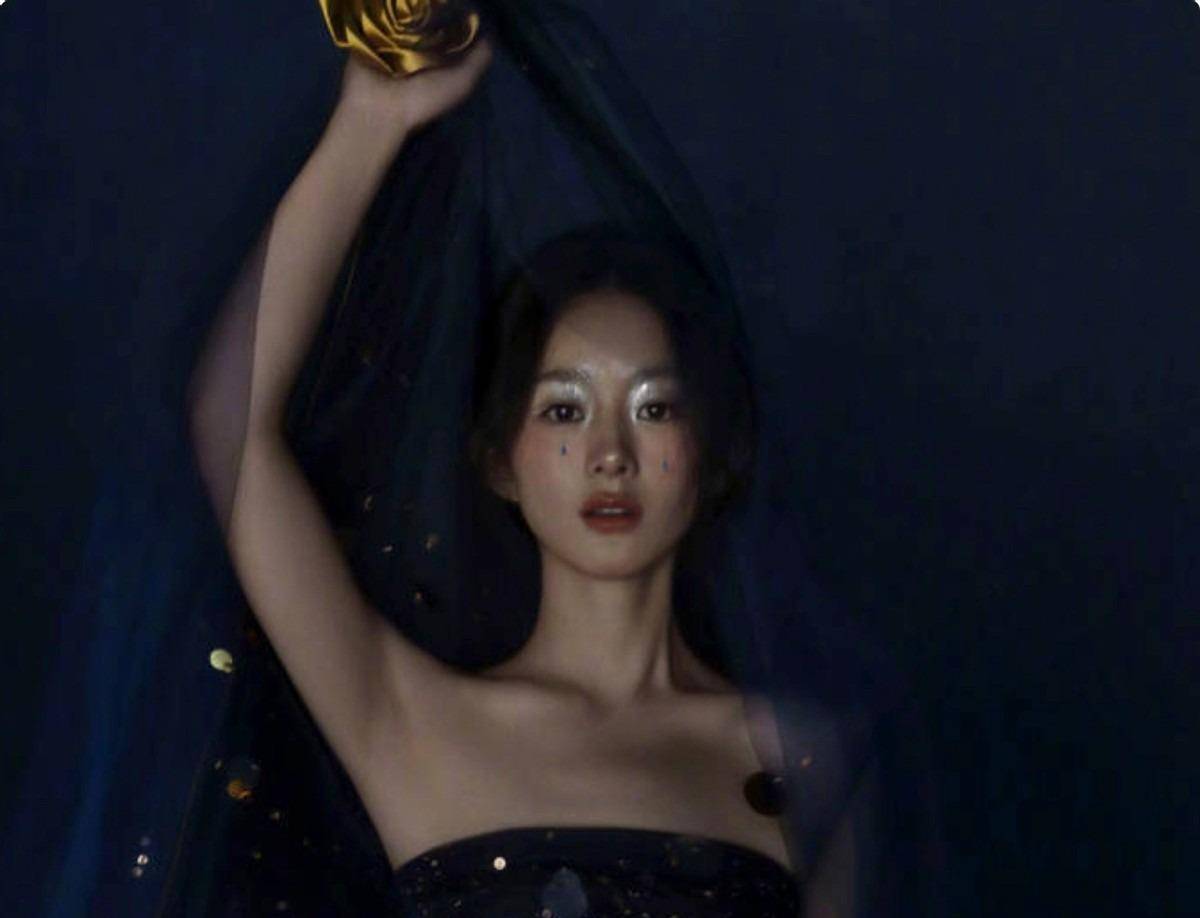 赵丽颖时尚芭莎封面大片,水墨画般的东方美人,却被指像杨紫谢娜_网友