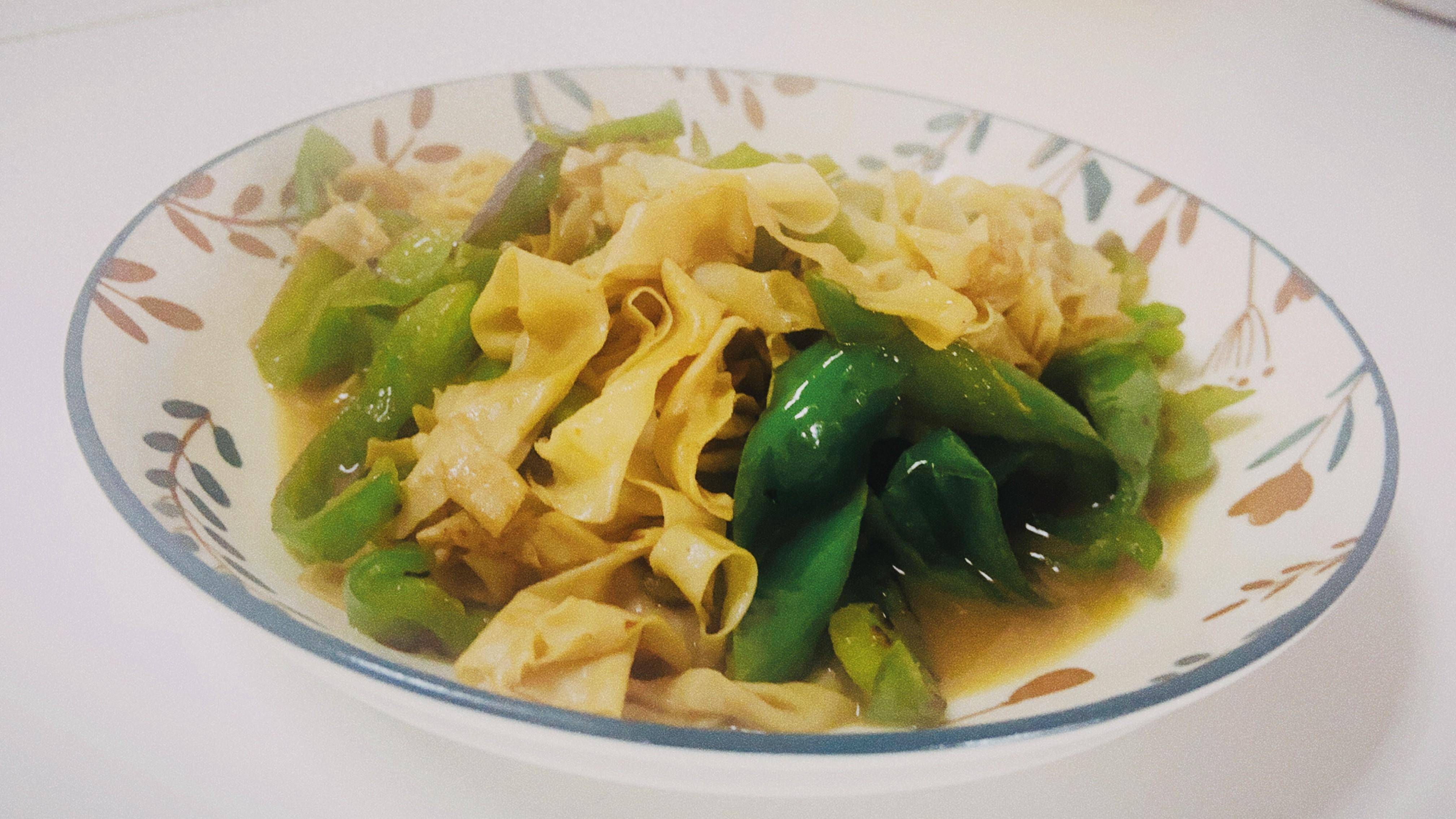 教你做青椒炒蛋白肉,做法超级简单,没吃过的真心建议买一次尝尝_美食