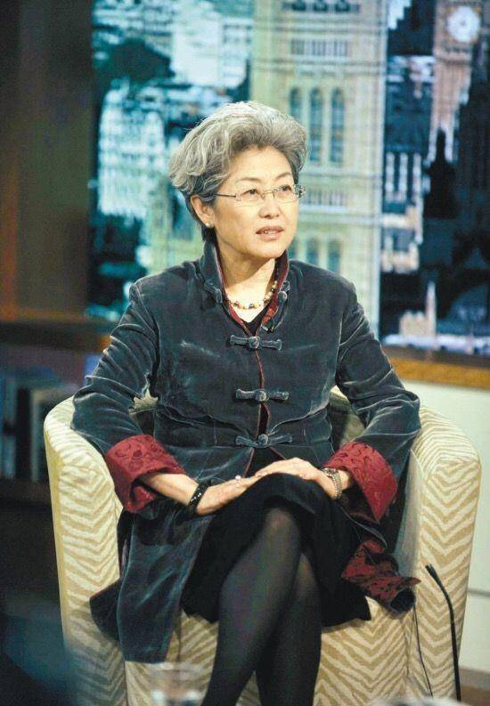 70岁傅莹告诉你三位美丽优雅得体的中老年女性的"穿衣理念"_衣服_线条