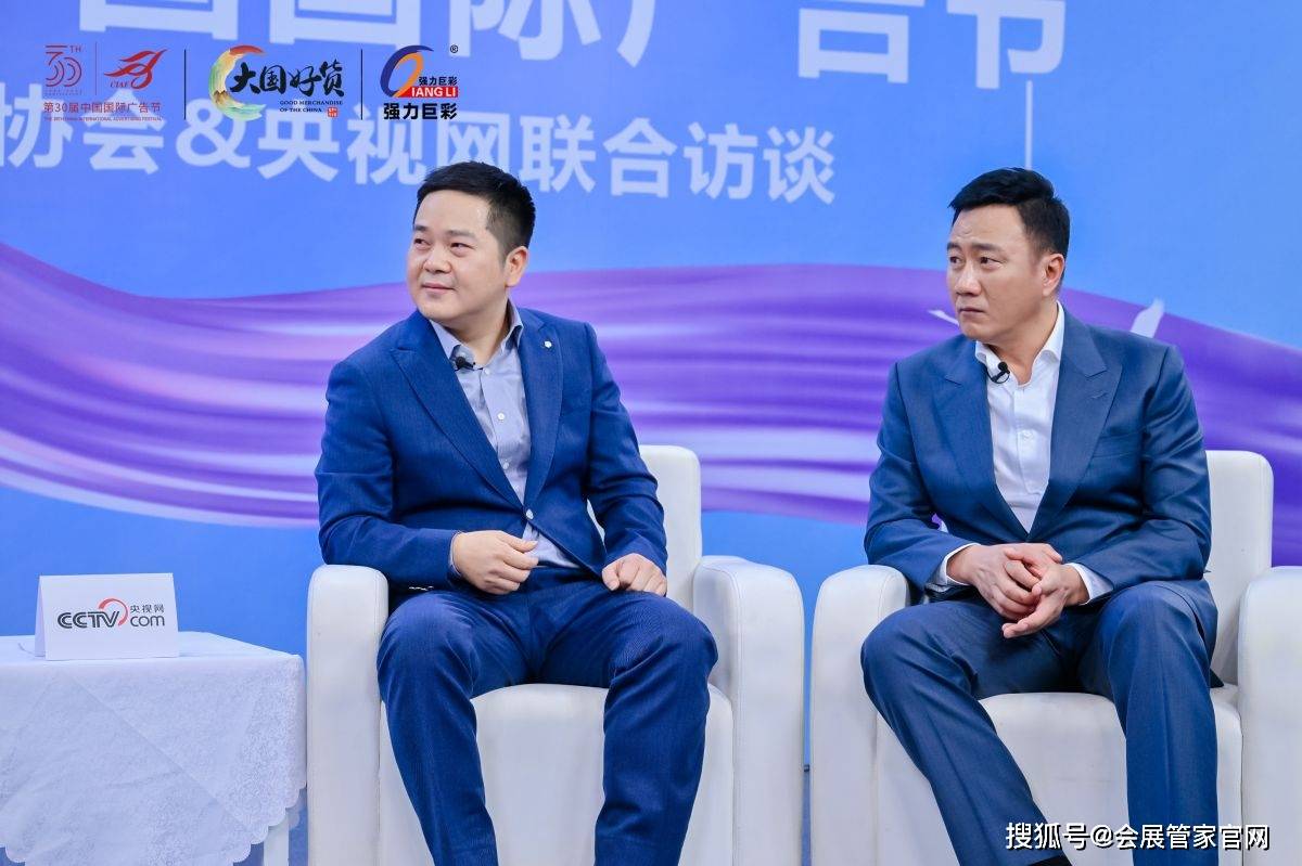 周国华总裁与品牌代言人胡军结伴探访强力巨彩展位,介绍并邀请胡军