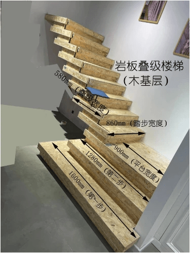 帶學員去工地現場實踐,拿著cad圖紙對照工地進度講解材料和工藝細節