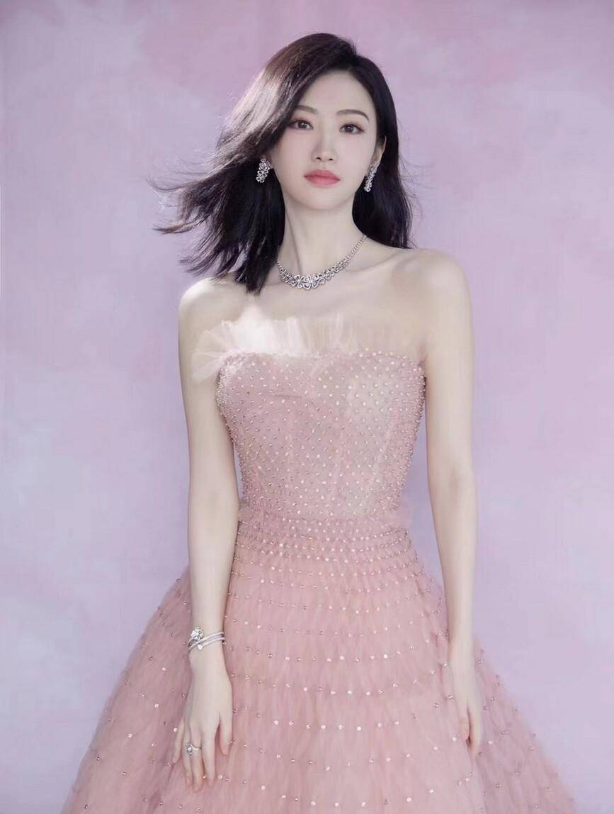 景甜这件47888元的粉色亮片飘逸连衣裙,甜美与纯真完美结合!